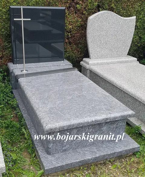 Nagrobek z kamienia "Orion" z czarną tablicą i paskiem ozdobnym czarnym