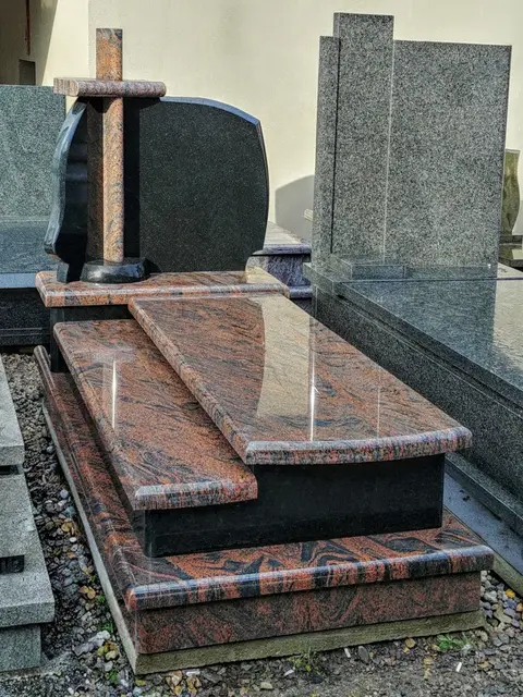 Nagrobek pojedynczy z granitu "Gnejs" i "Bengal Black" z kamiennym krzyżem, dwupoziomowym układem płyt oraz wykończeniem w półwałkach.