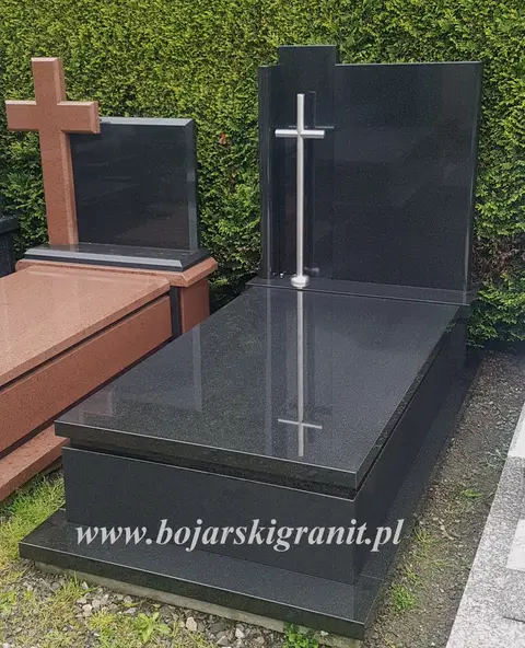 Nowoczesny nagrobek z czarnego granitu, stojący krzyż ze stali nierdzewnej