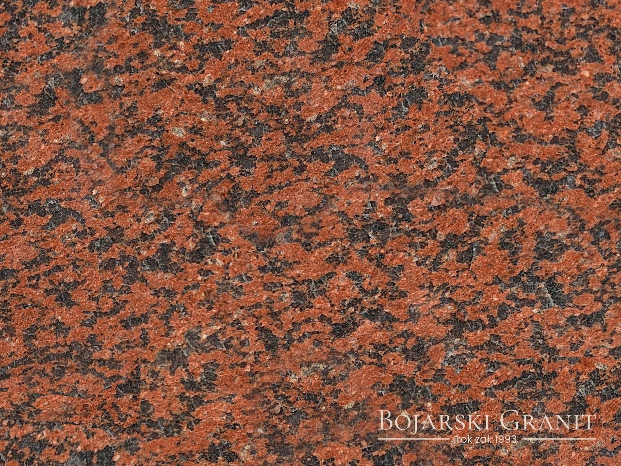 Granit Cape Red – czerwony granit z grafitowymi i czarnymi akcentami