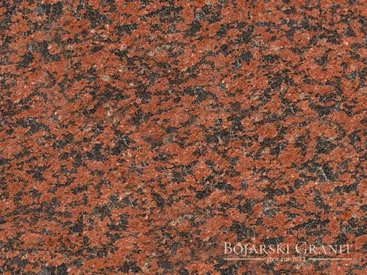 Granit Cape Red – czerwony granit z grafitowymi i czarnymi akcentami