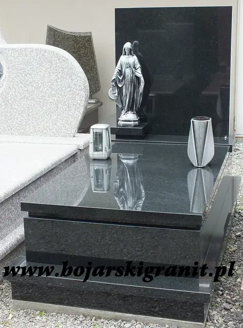 57z Nagrobek z czarnego kamienia z figurką