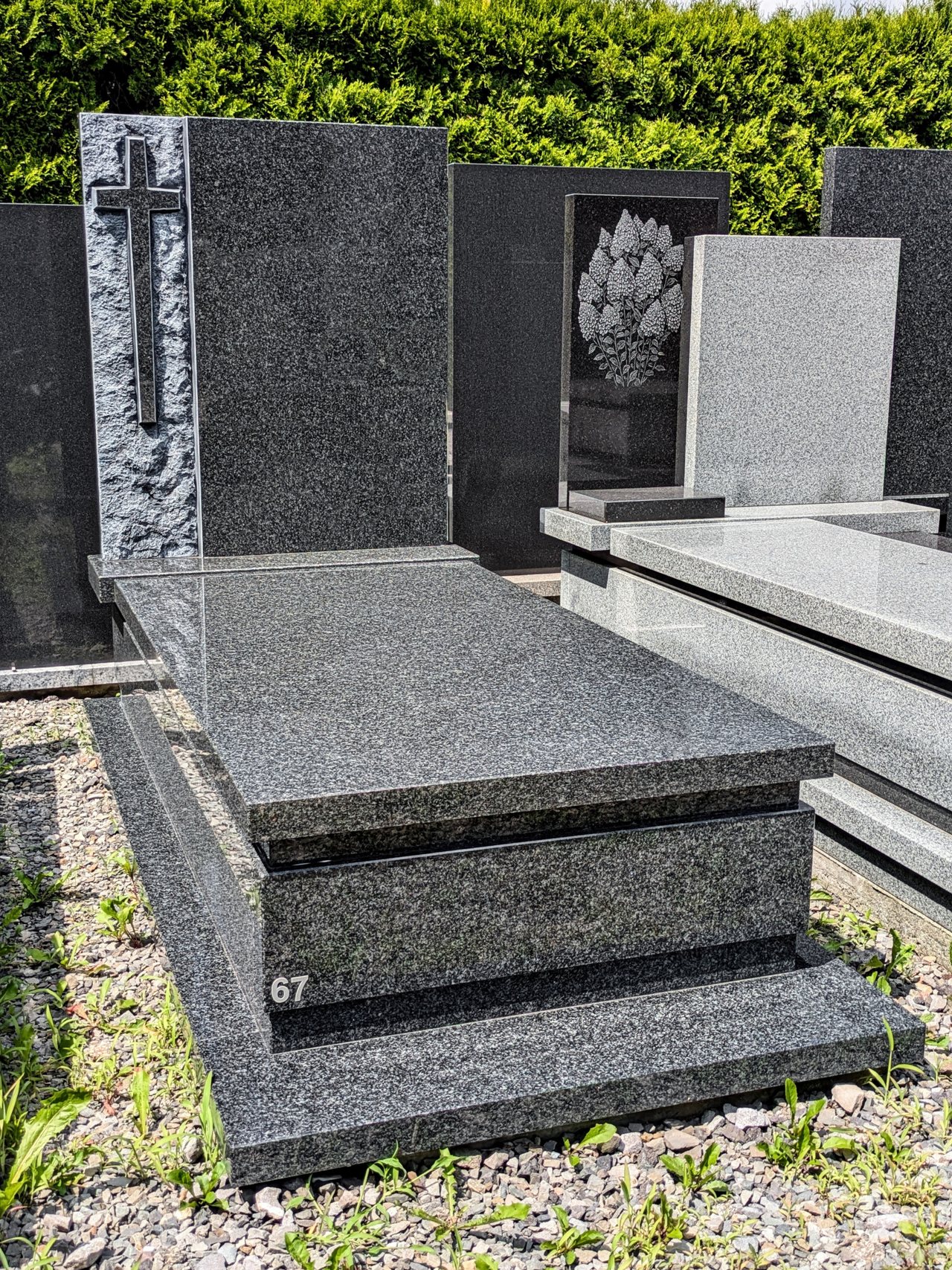 Nowoczesny nagrobek pojedynczy z granitu "Impala" z ozdobną tablicą z rzeźbionym krzyżem i prostą geometryczną formą