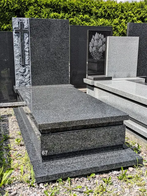 Nowoczesny nagrobek pojedynczy z granitu "Impala" z ozdobną tablicą z rzeźbionym krzyżem i prostą geometryczną formą