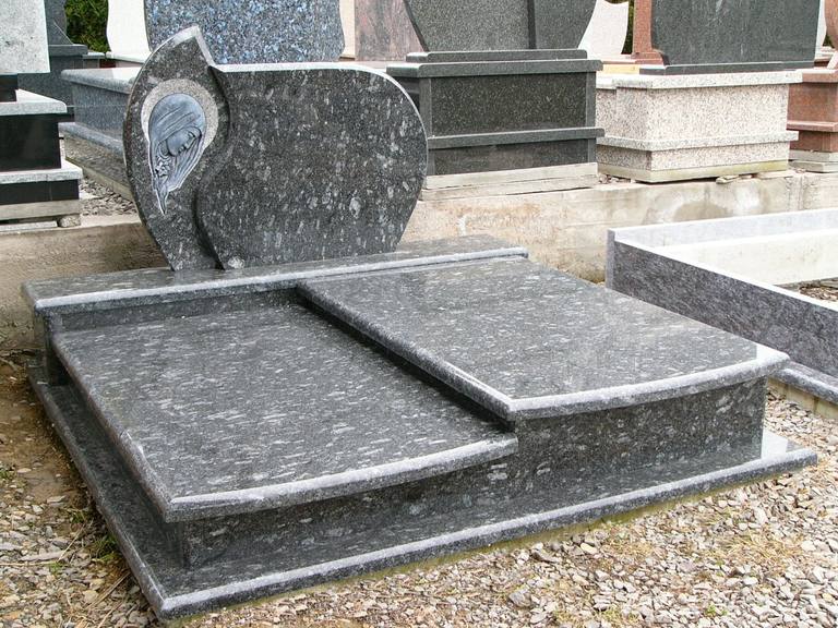 nr 56 Nagrobek podwójny z kamienia w kolorze ciemnoszarym. Wzór dwupłytowy, rzeźba Maryi.