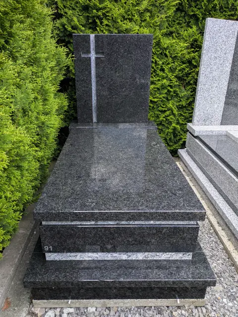 Nowoczesny nagrobek pojedynczy z granitów "Angola" oraz "Viscount White" z motywem krzyża oraz prostym wykończeniem w kantach
