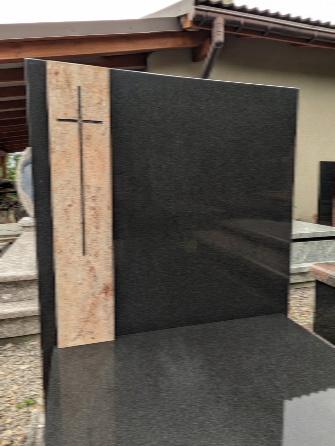 Tablica nagrobna z granitów "Jet Black" oraz "Shivakashi"