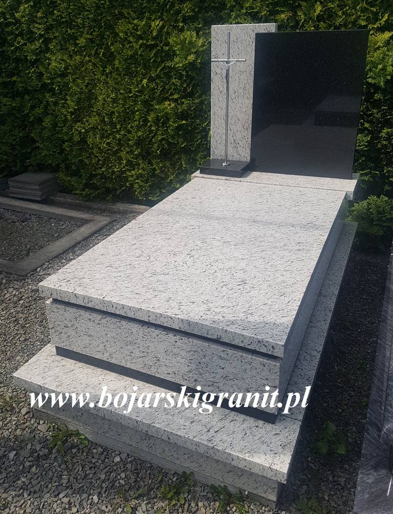 Jasny pomnik nagrobny z granitu Victoria White z czarną tablicą