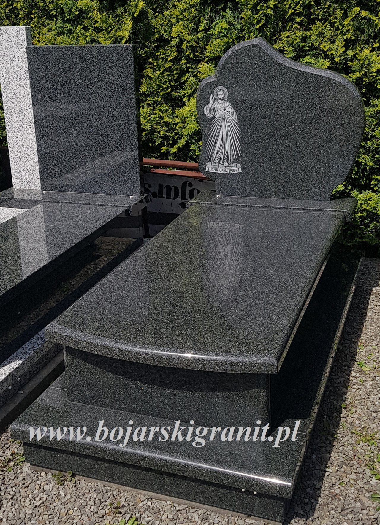 Nagrobek z granitu "Bengal Black" z grawerowanym Chrystusem Miłosiernym