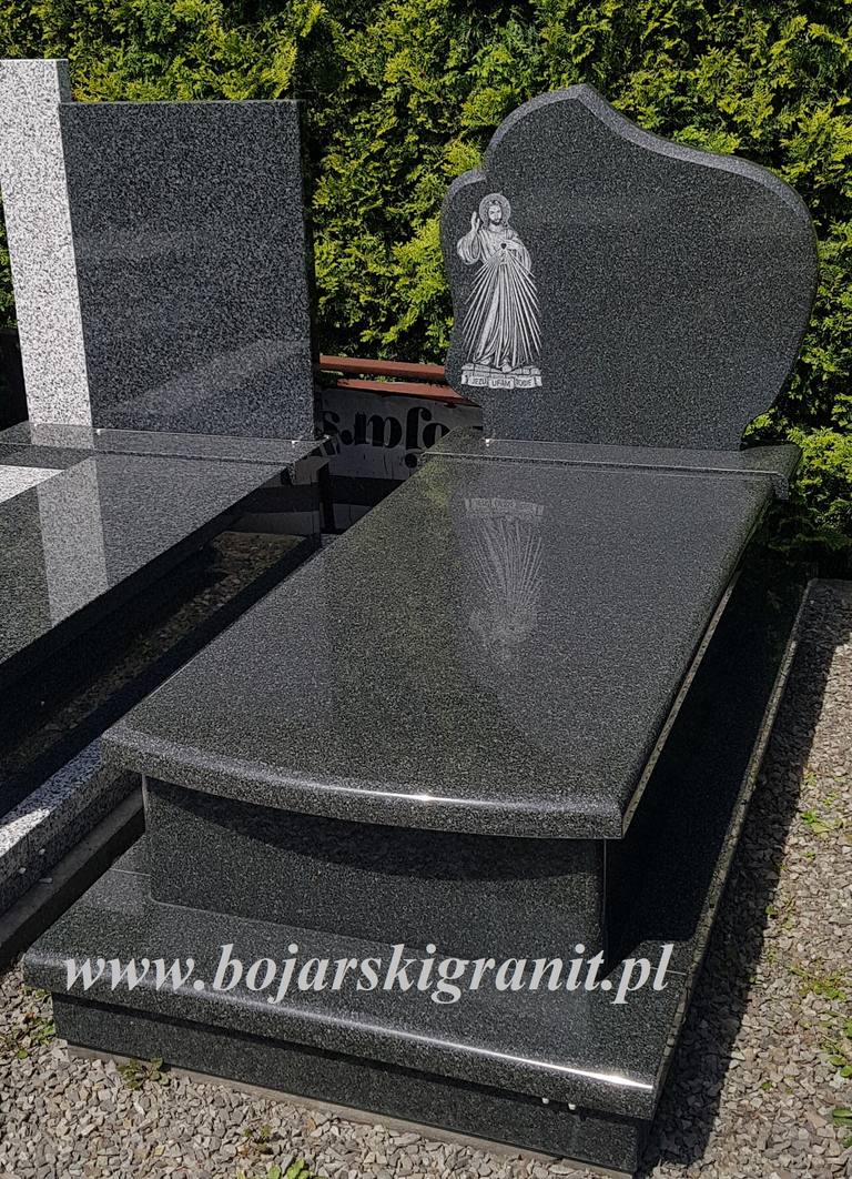 Nagrobek z granitu "Bengal Black" z grawerowanym Chrystusem Miłosiernym