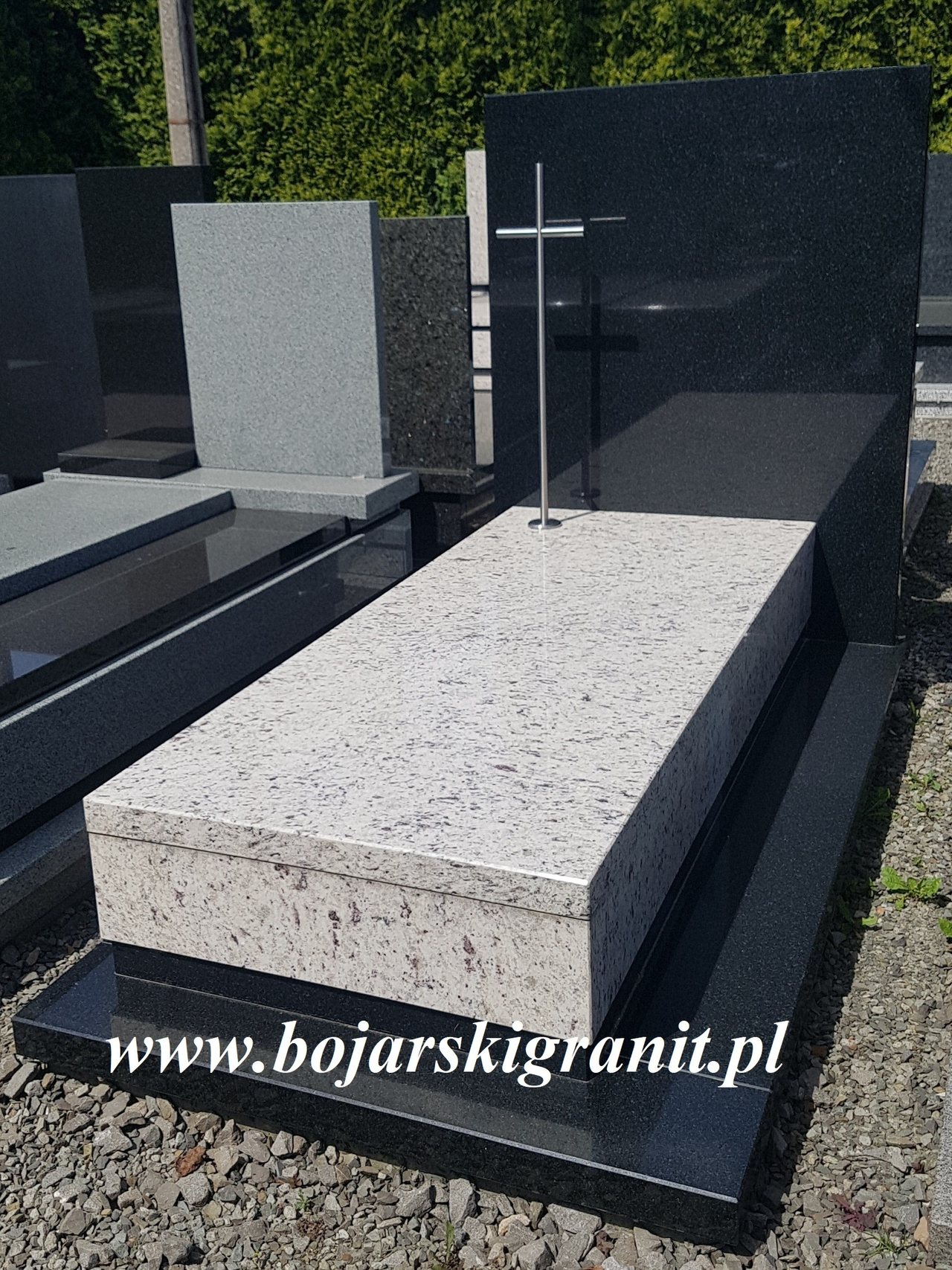 Nagrobek jasno-czarny granitowy "Victoria White" i "Bengal Black"