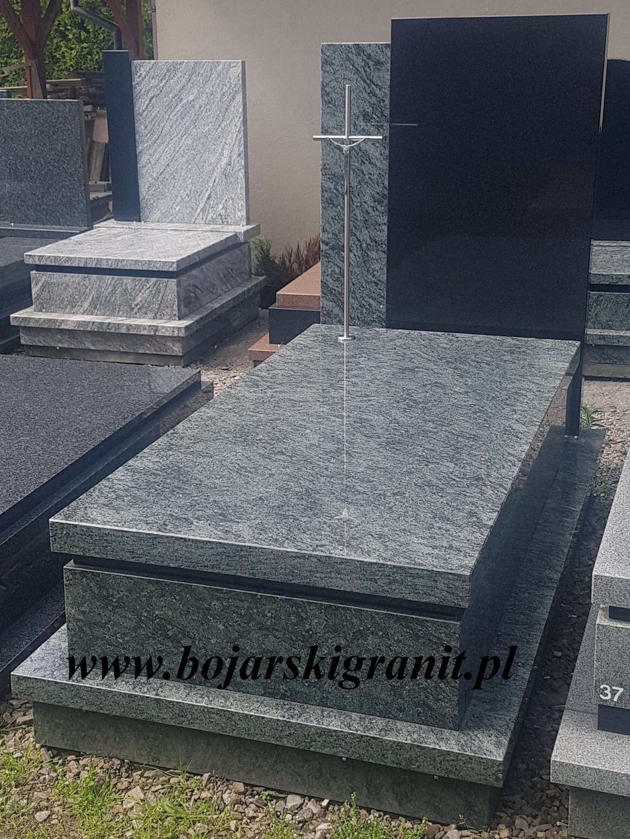 Nagrobek z granitu "Olive Green" z czarną wysoką tablicą