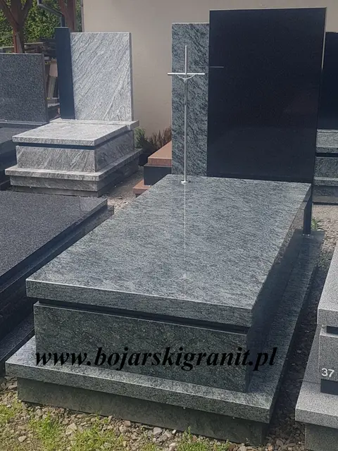Nagrobek z granitu "Olive Green" z czarną wysoką tablicą