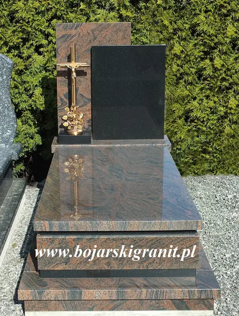 Nagrobek pojedynczy z brązowo-szarego gnejsu szwedzkiego z czarną tablicą.