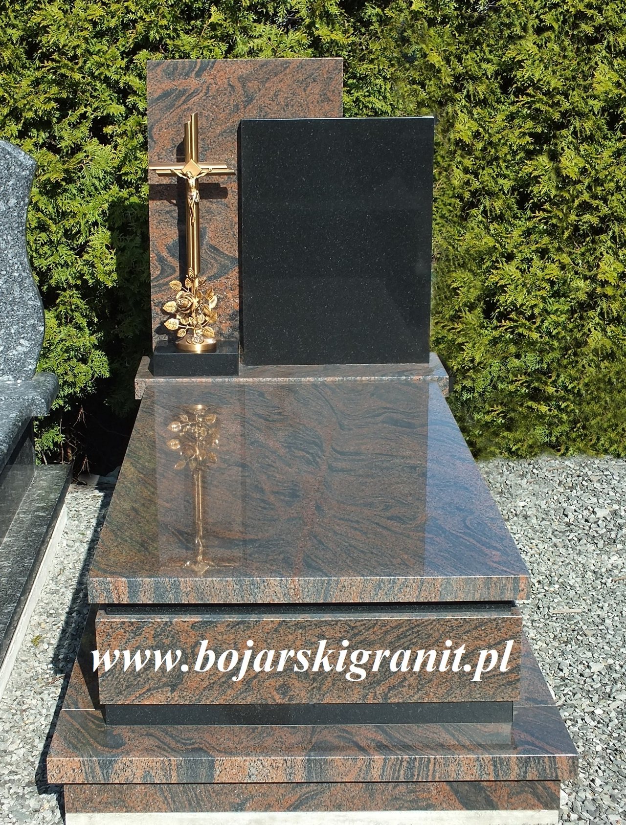Nagrobek pojedynczy z brązowo-szarego gnejsu szwedzkiego z czarną tablicą.