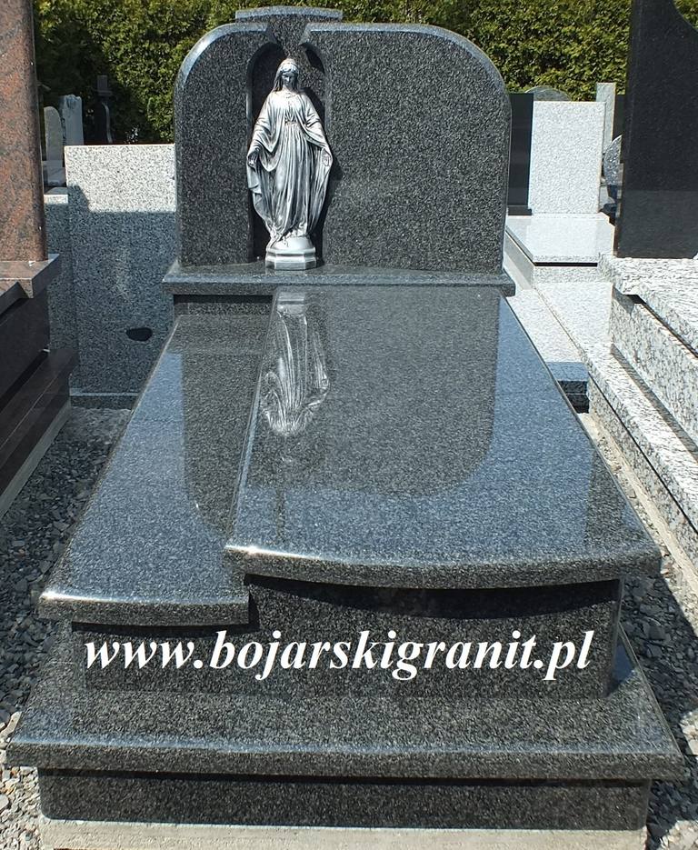 Nagrobek pojedynczy dwupłytowy z ciemnego z granitu "Impala" z figurką Maryi (lub z krzyżem).