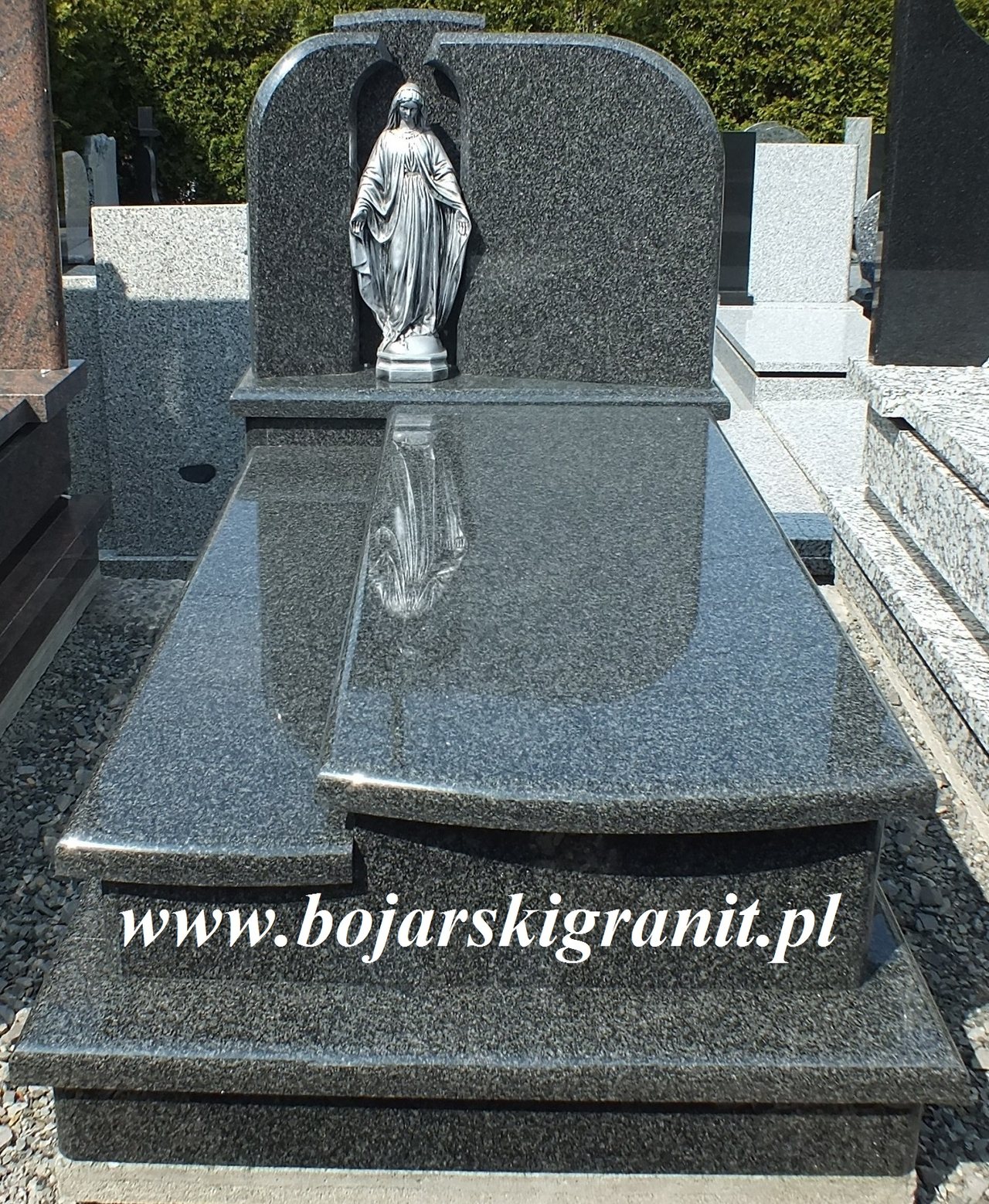 Nagrobek pojedynczy dwupłytowy z ciemnego z granitu "Impala" z figurką Maryi (lub z krzyżem).