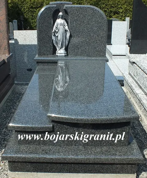 Nagrobek pojedynczy dwupłytowy z ciemnego z granitu "Impala" z figurką Maryi (lub z krzyżem).