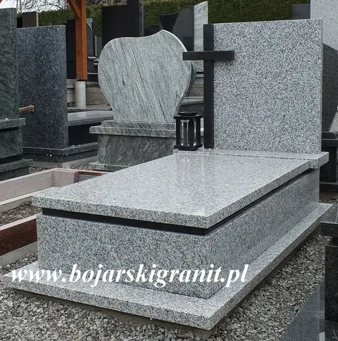 Nagrobek pojedynczy z jasnoszarego granitu, z krzyżem 80d.