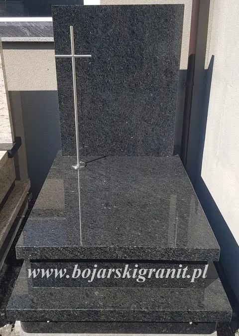 Nagrobek urnowy prosty z ciemnego granitu z wysoką tablicą