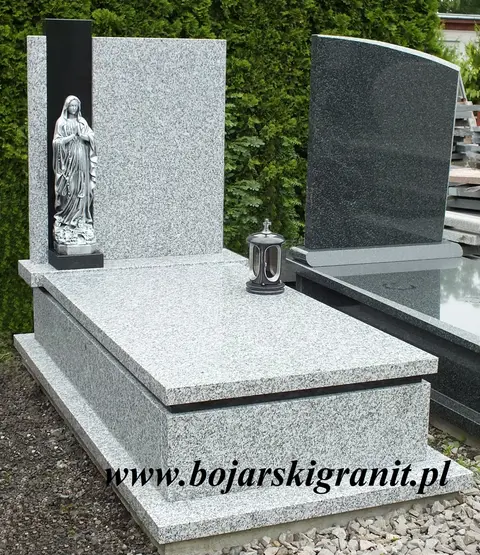 Nagrobek granitowy z figurką