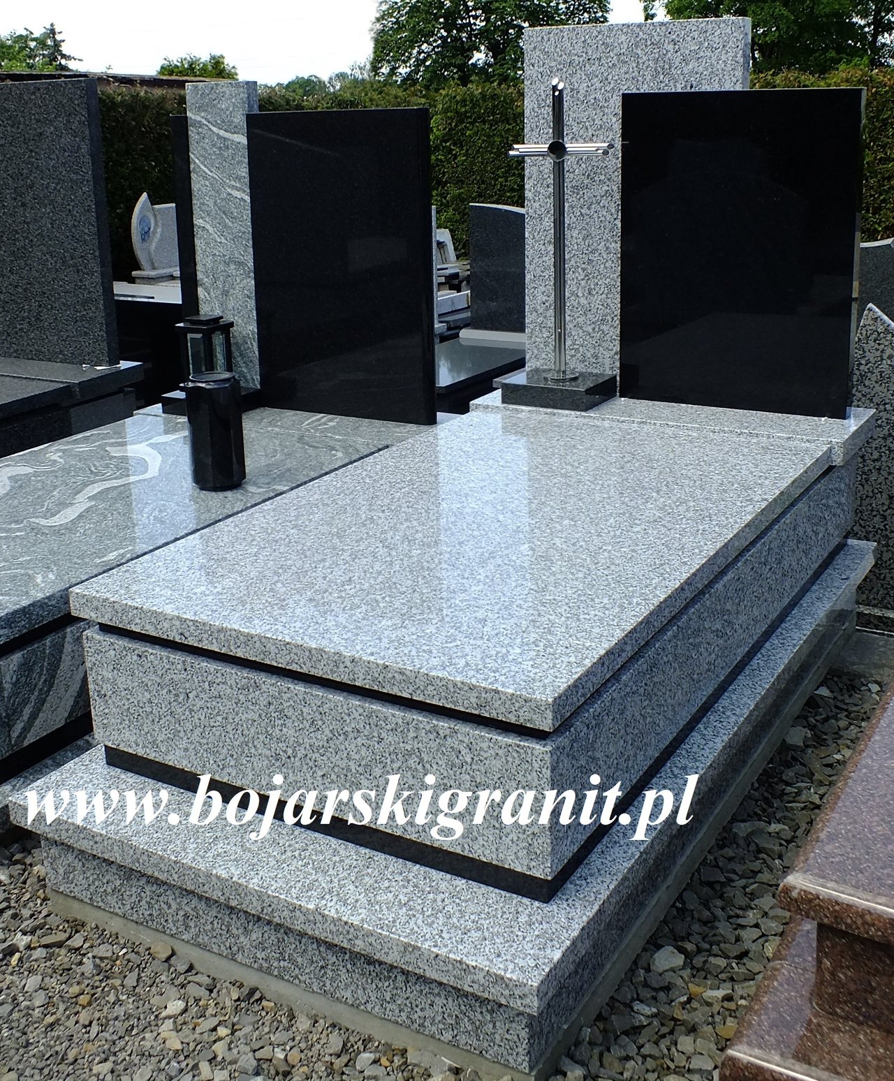 47d Nagrobek z granitu "Tarn" i Bengal Black".