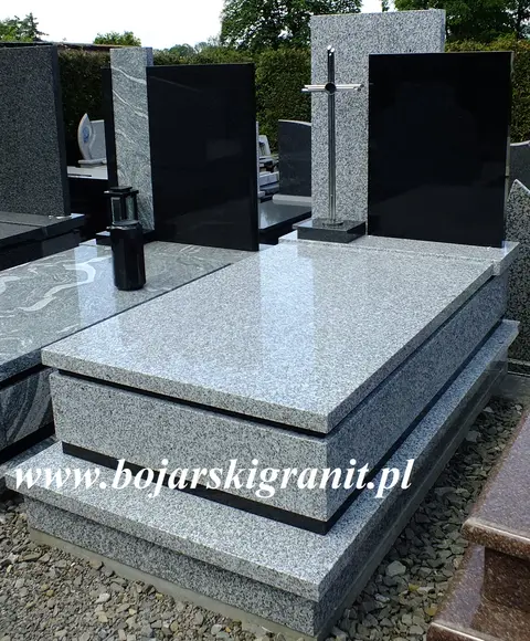 47d Nagrobek z granitu "Tarn" i Bengal Black".