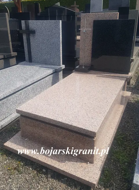 Nagrobek z granitu "Rosa Porrino" z ciemną tablicą z granitu "Impala"