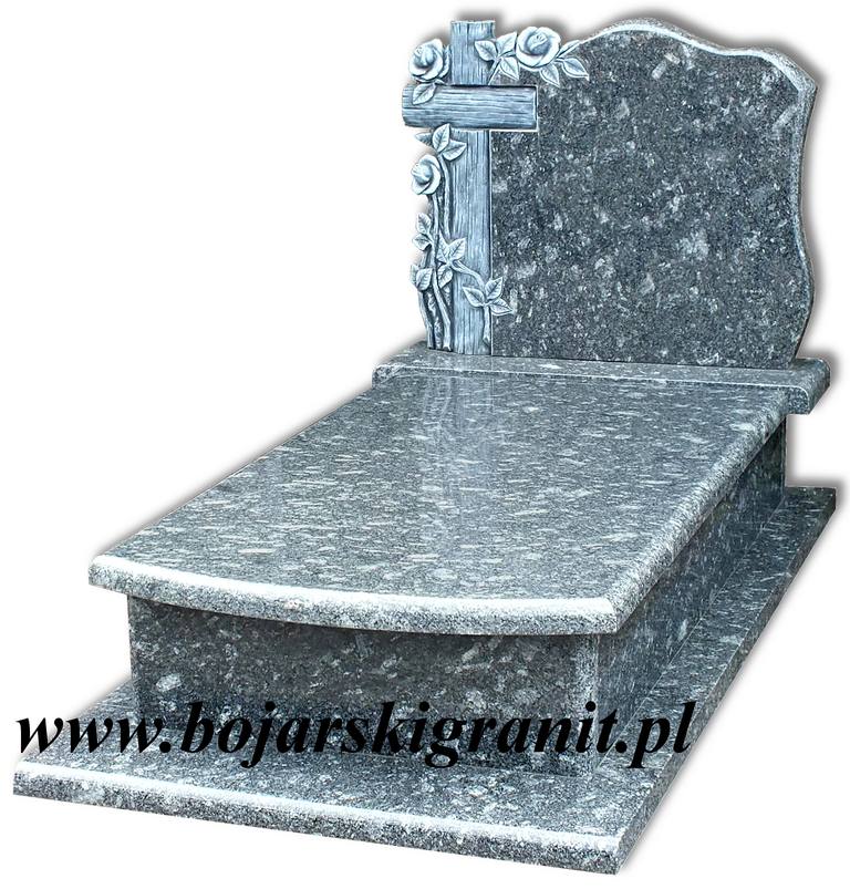 Nagrobek z kamienia "Azul Noche" z rzeźbą: krzyż i róże.