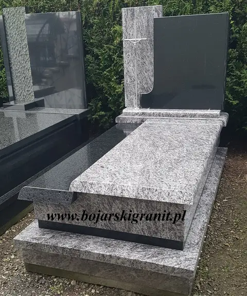 Nagrobek z "Oriona" jasnego z czarną tablicą