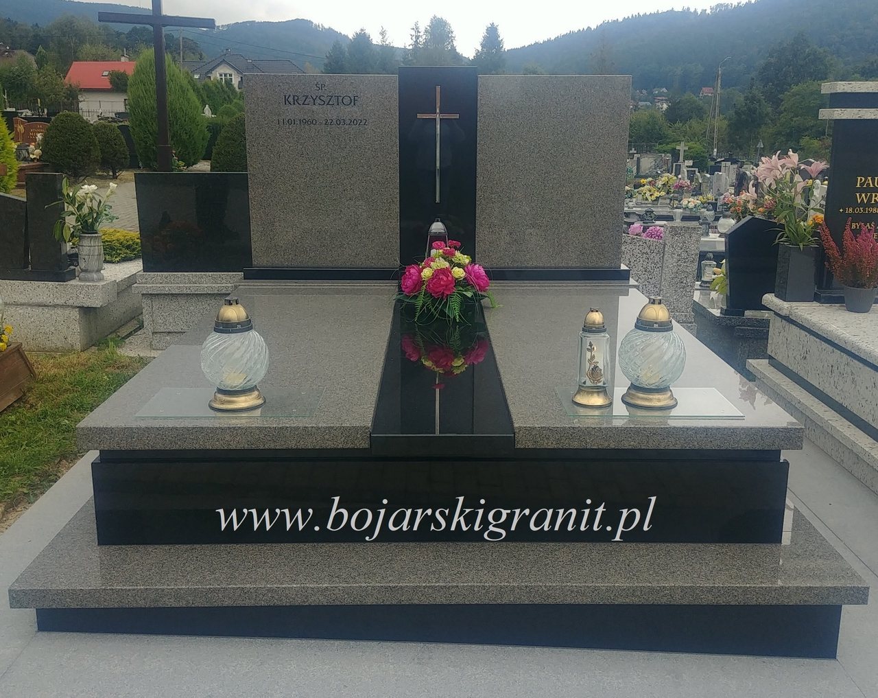 Nowoczesny pomnik podwójny z czarnymi elementami.
