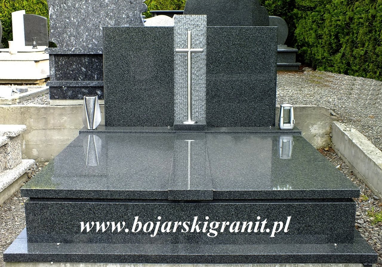 Nowoczesny pomnik podwójny z ciemnego granitu
