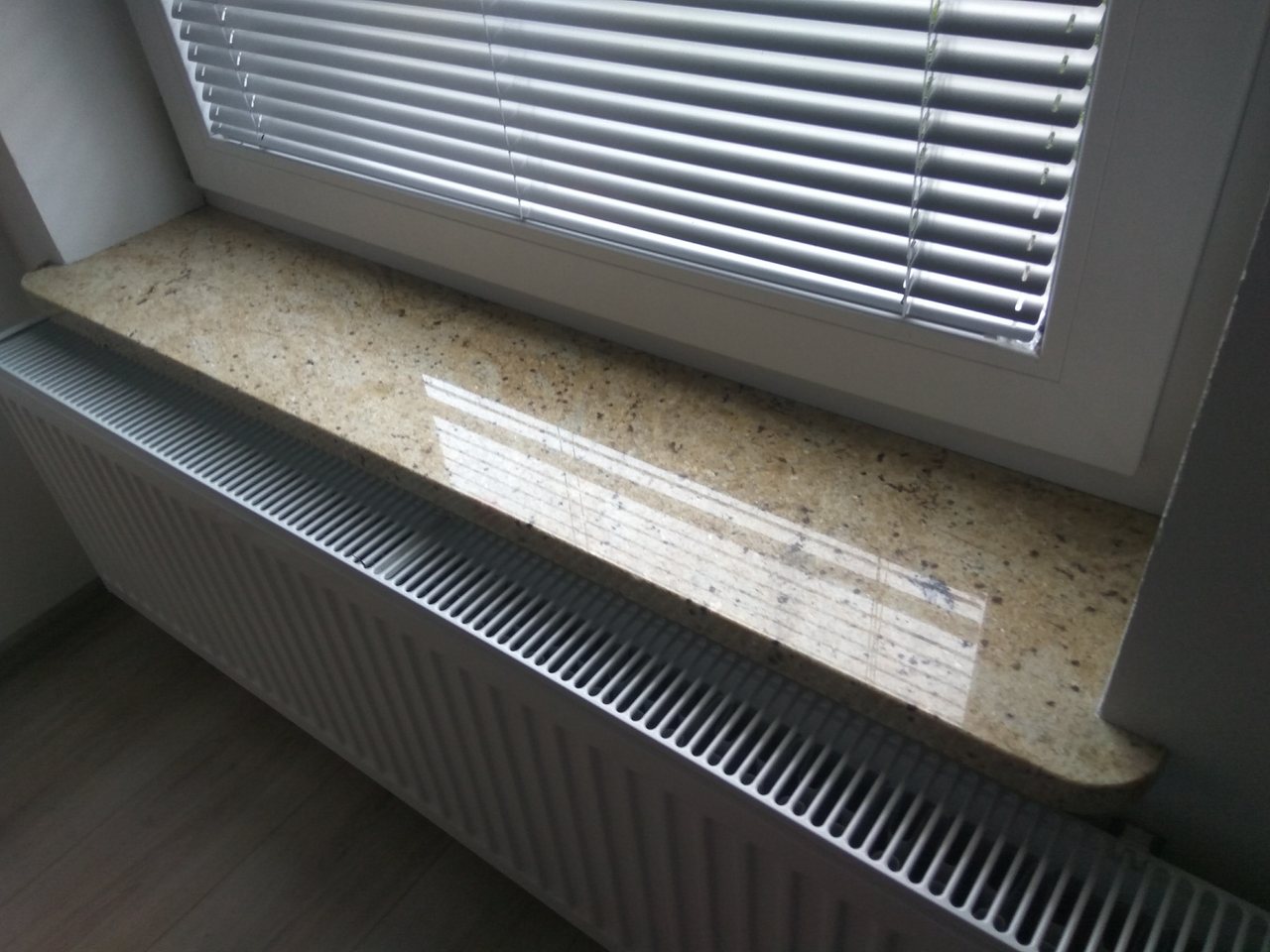 Parapet okienny granitowy do mieszkania (zdjęcie nr 08)