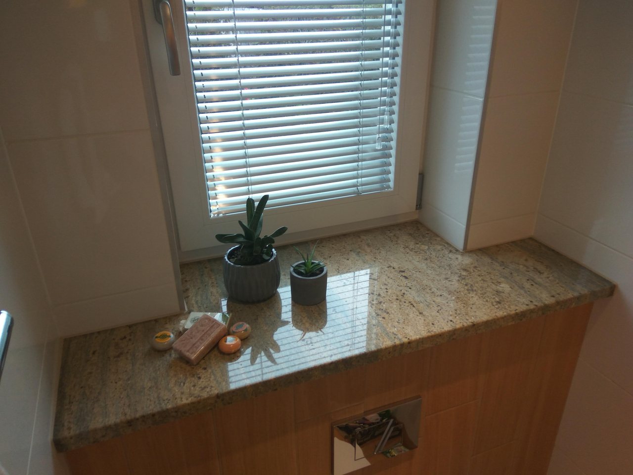 Parapet z kamienia do łazienki (zdjęcie nr 06)