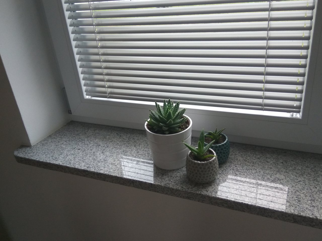 Parapet wewnętrzny z kamienia, kolor szary