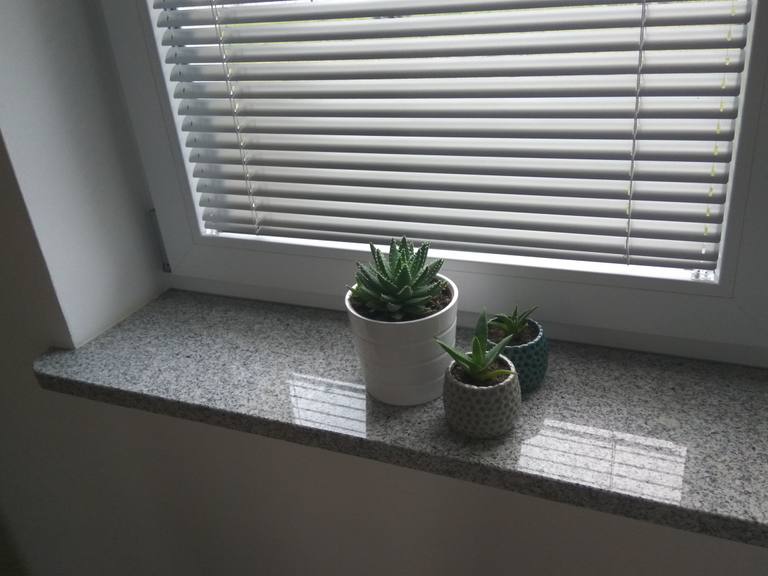 Parapet wewnętrzny z kamienia, kolor szary