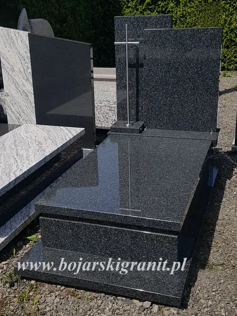 Nagrobek pojedynczy z ciemnego graniu "Impala", z prostokątną tablicą i krzyżem ze stali szlachetnej