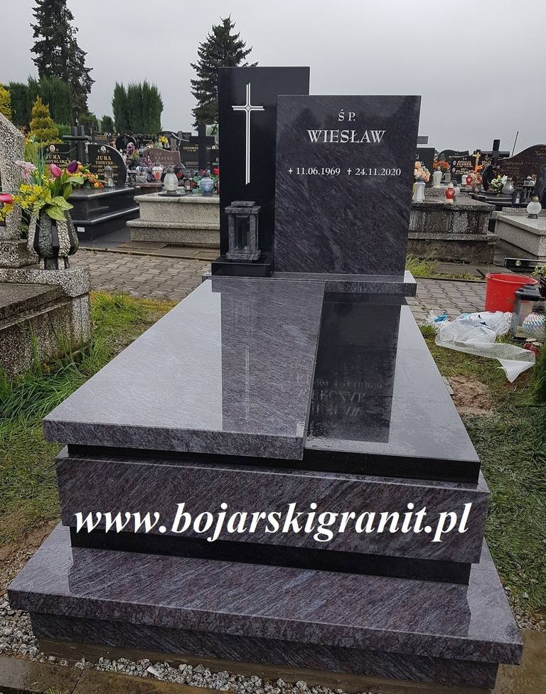 Pomnik z ciemnego "Oriona" w połączeniu z czarnym kamieniem.