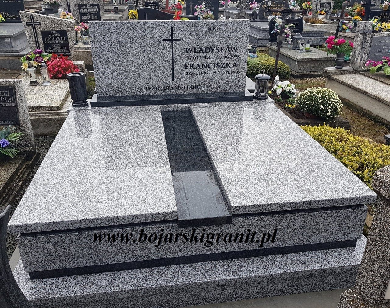 Pomnik granitowy "Tarn" z ciemnymi wstawkami