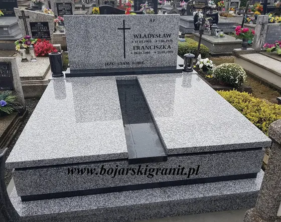 Pomnik granitowy "Tarn" z ciemnymi wstawkami