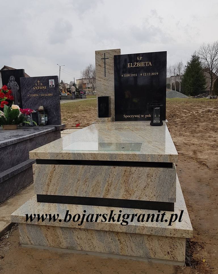 Pomnik-grobowiec "Kashmir Gold" z czarną tablicą