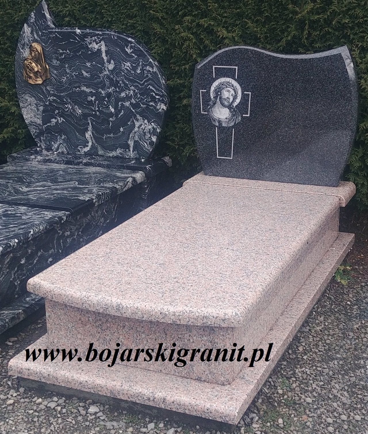 Pomnik z granitu Rosa Porrino, tablica ciemna z wizerunkiem Chrystusa