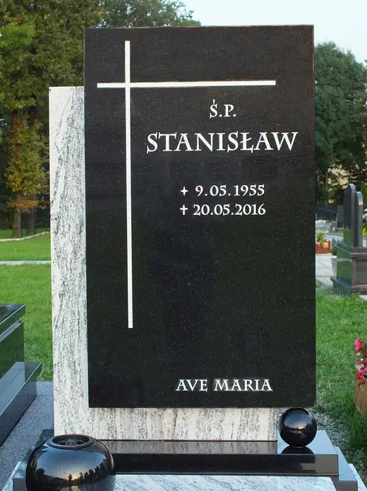 Tablica nagrobna dwukolorowa, dwuczłonowa.
