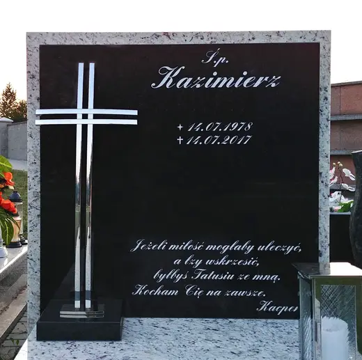 Tablica na pomnik nagrobny czarno biała, krzyż z nierdzewki.