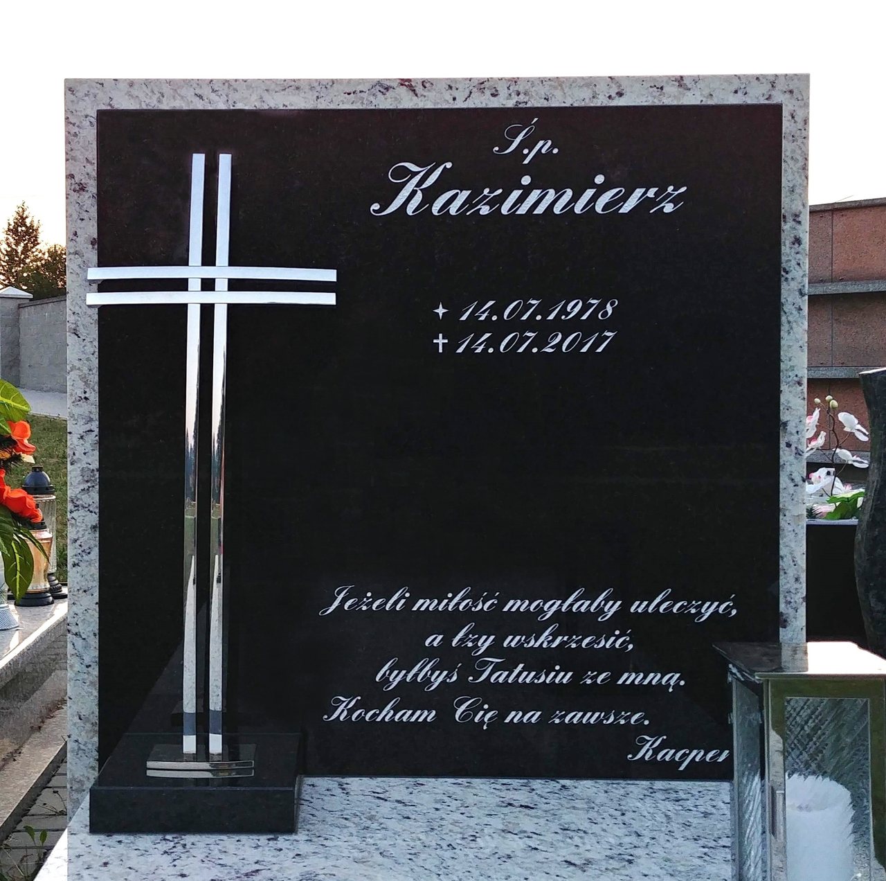 Tablica na pomnik nagrobny czarno biała, krzyż z nierdzewki.