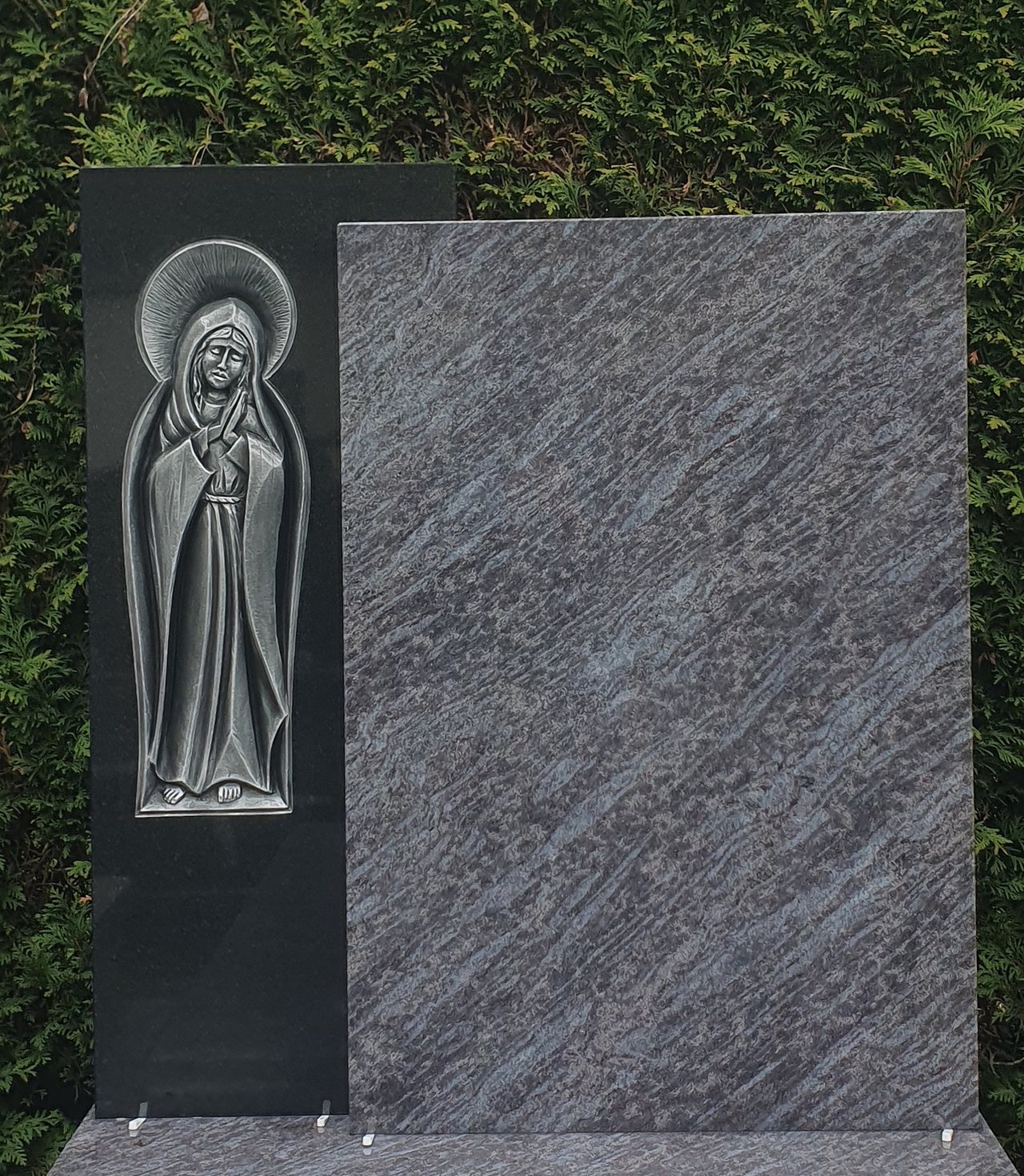 Tablica na nagrobek z płaskorzeźbą Maryi