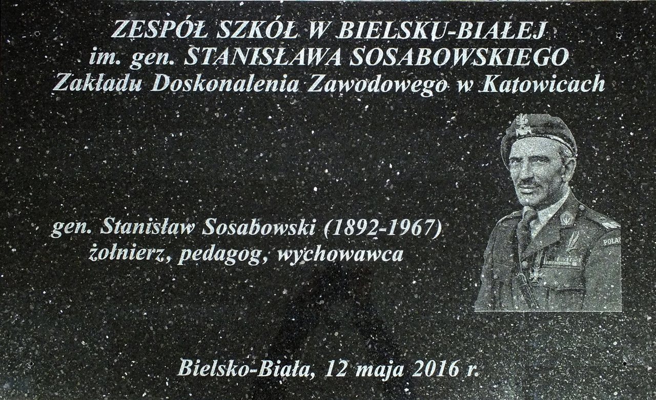 Tablice pamiątkowe z portretem