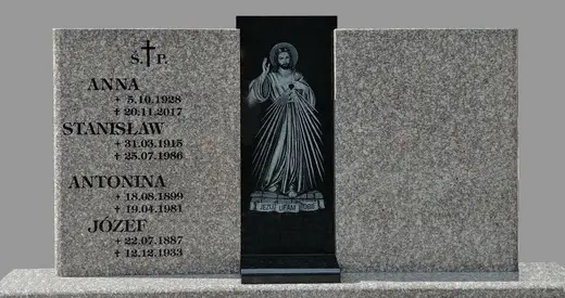 Tablice na pomnik podwójny, Jezus grawerowany w granicie.