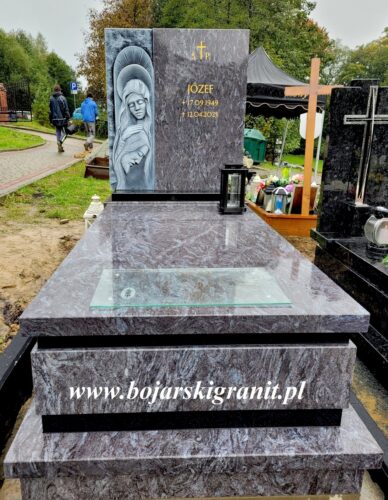 Nagrobek z kamienia "Orion" (szaro-fioletowy) z płaskorzeźbą Maryi i Jezusa