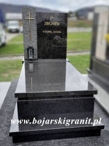 Nagrobek z błyszczącego granitu "Black Perla"